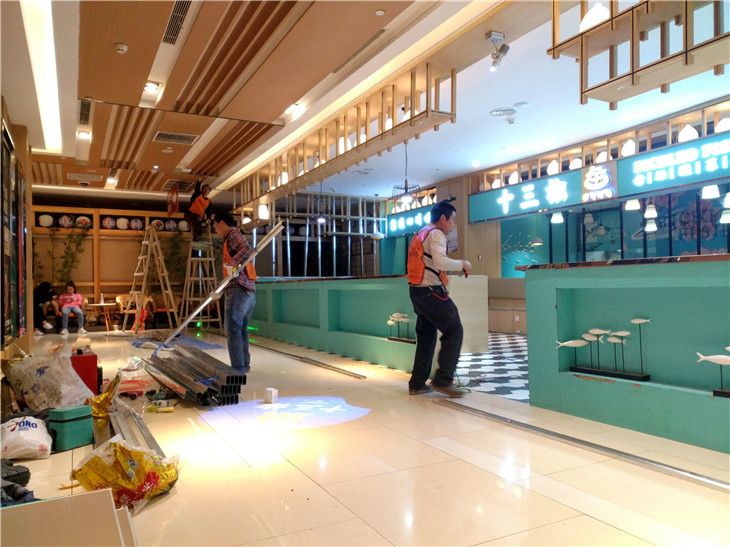 春熙路群光廣場8樓十三椒餐飲店撤場拆除-成都戰狼拆除施工