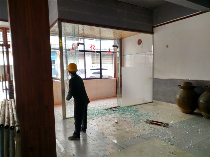 安靖夜市店鋪拆除現(xiàn)在用來做順豐快遞收發(fā)點