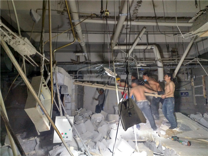 戰(zhàn)狼拆除府青路ktv拆除即將進(jìn)入尾聲加班加點(diǎn)的拆除作業(yè)中